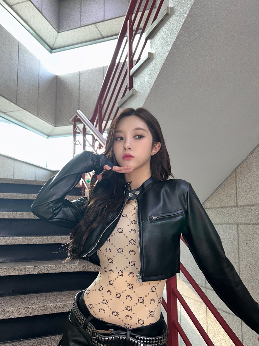 official_kep1er's tweet photo. 에일리 선배님과 함께해서 영광이었습니다🫶🏻💓

#김다연 #DAYEON
#Kep1er #케플러 https://t.co/u2XomSN8xS