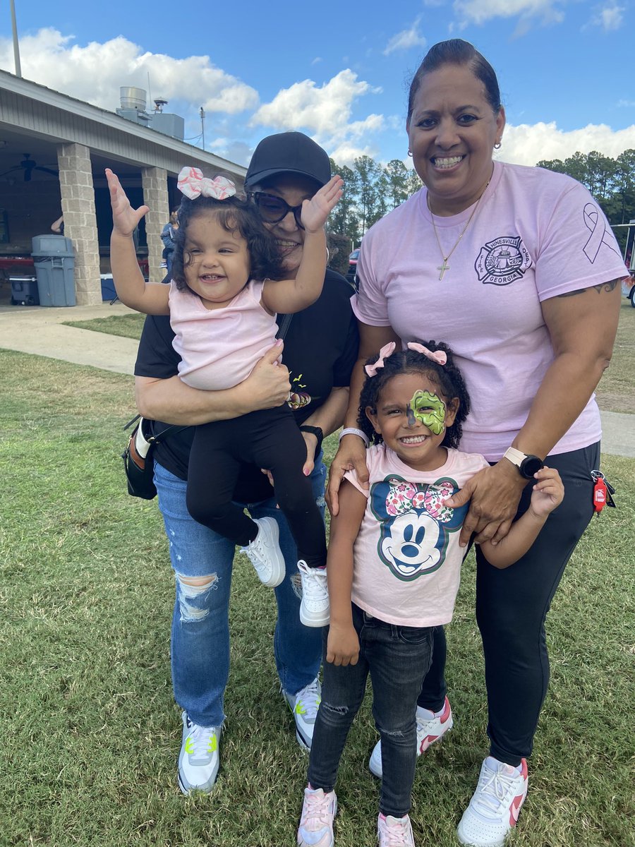 MartaECuevas's tweet photo. HFD &amp; HPD Family Day was a success 🥰🚒🚓 https://t.co/VE9BlfU3WO
