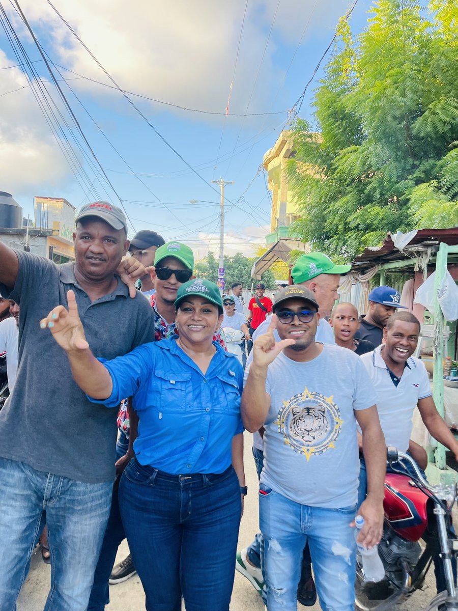anitabritogil's tweet photo. Hoy fue un gran día que placer verlos y sentir su cariño sus abrazos 🤗 muy agradecida por recibirme y apoyar nuestro proyecto#AnaBritoDiputada #ComprometidaConAzua #FuerzaDelPueblo @LeonelFernandez @henry_meran @radhamesjimenez @Edhoarda22 @ConLeonel1 @RamirezSiano https://t.co/oP2Sdz9ejv
