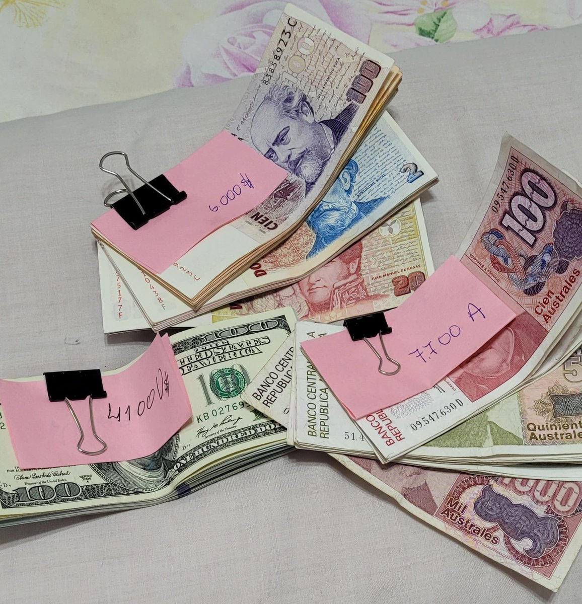 pablonicolasx1's tweet photo. Estos billetes estaban guardados en el bolsillo de un saco en la casa de una persona muy mayor que falleció la semana pasada, sus nietos revisando las pertencias de su abuela encontraron estos dineros que algunos Australes ya no tiene nada de valor, pero también encontraron https://t.co/2VyFE8SXQk
