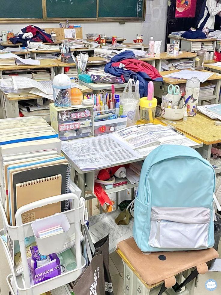 convomfs's tweet photo. 💭 meja kelas kalian ada yang nyaingin mejanya murid di high school china ga? https://t.co/janwE1SUix