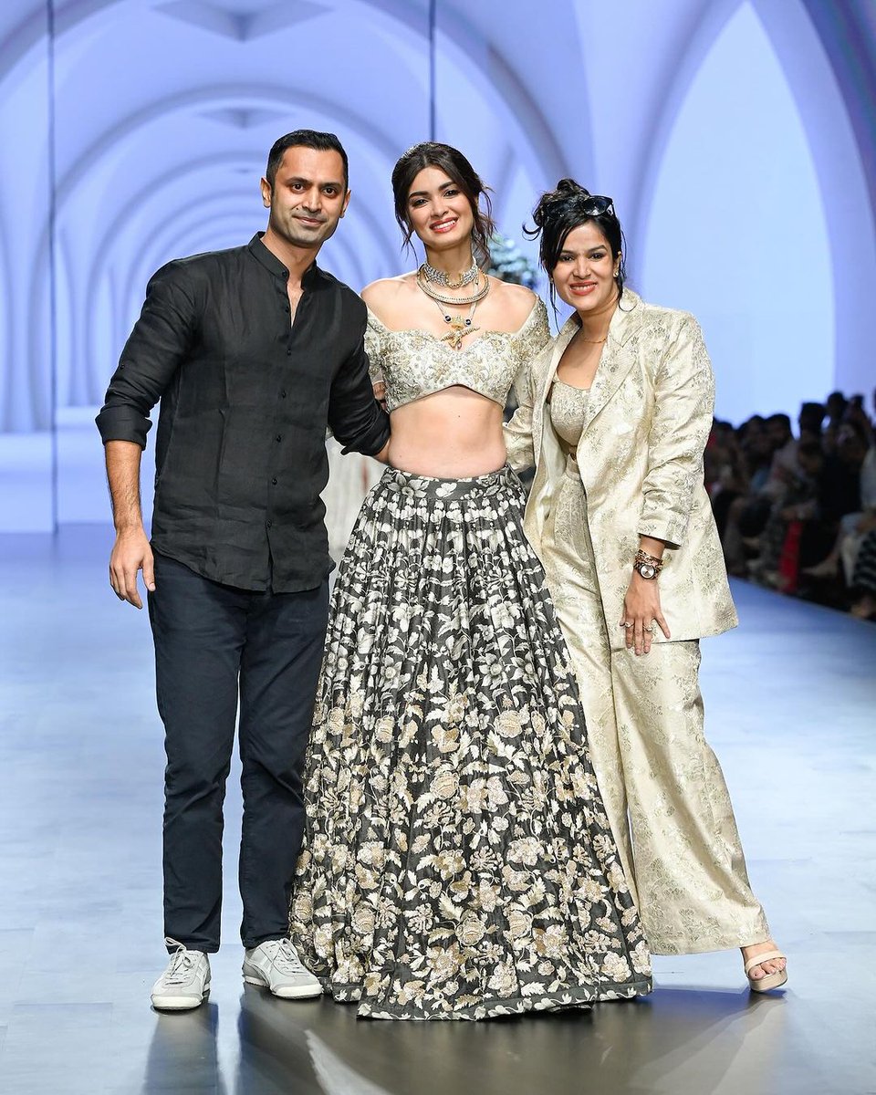one_Infinite11's tweet photo. @DianaPenty for One Infinite presents Paulmi and Harsh on Day 5 at Lakmē Fashion Week in partnership with FDCI.

#oneinfinite_ #paulmiandharshc @ILoveLakme @fdciofficial @LakmeFashionWk #reliancebrandsltd @r1seworldwide
#OneInfiniteAtLFW https://t.co/LKY9W1k9sz