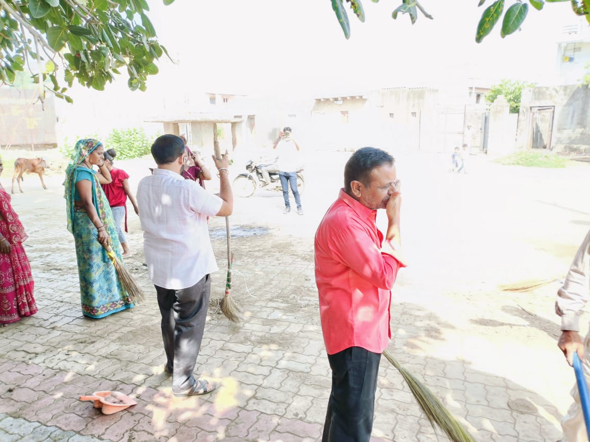 સ્વચ્છતા હી સેવા "  નિમીતે  ભાણવડ તાલુકાના   હાથલા ગામમાં ધાર્મિકસ્થળની  સફાઈ ઝુંબેશના ધોરણે કરવામાં આવી
#swachhgujarat2023 #SwachhataHiSeva 
<a href="/COLLECTORDWK/">Collector Devbhumi Dwarka</a> <a href="/DdoDwarka/">District Panchayat DevbhumiDwarka</a> <a href="/SP_Dwarka/">SP-Devbhumi Dwarka</a> @info_dbd