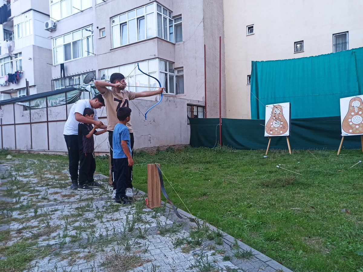 Caminin gölgesinde Tozkoparan’ın izinde projesinde gençlerimizi bilgi ile donatırken irfanı da yakalamaları için ecdadın hayat hikayelerini içeren kitaplar okutuyoruz.