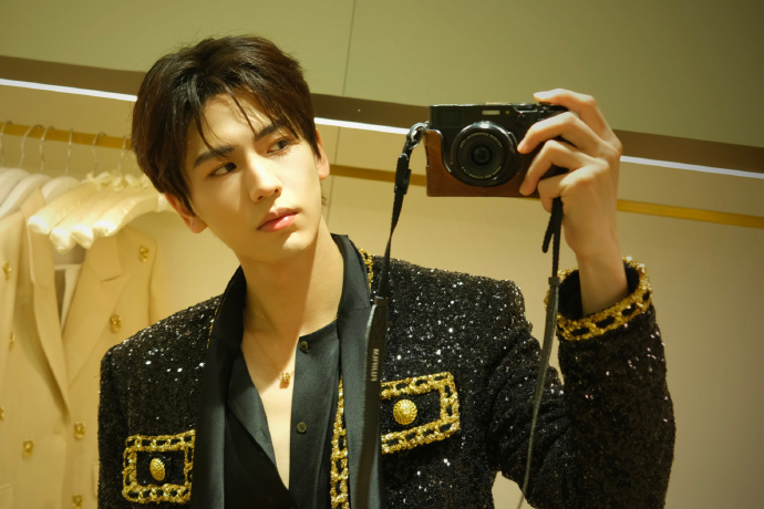 EntTofu's tweet photo. #ZhangLingHe is looking irresistible in the photos as updated by his studio on Weibo.

#张凌赫
Source: https://t.co/uSquilQpb5 https://t.co/2uZg9asD2x