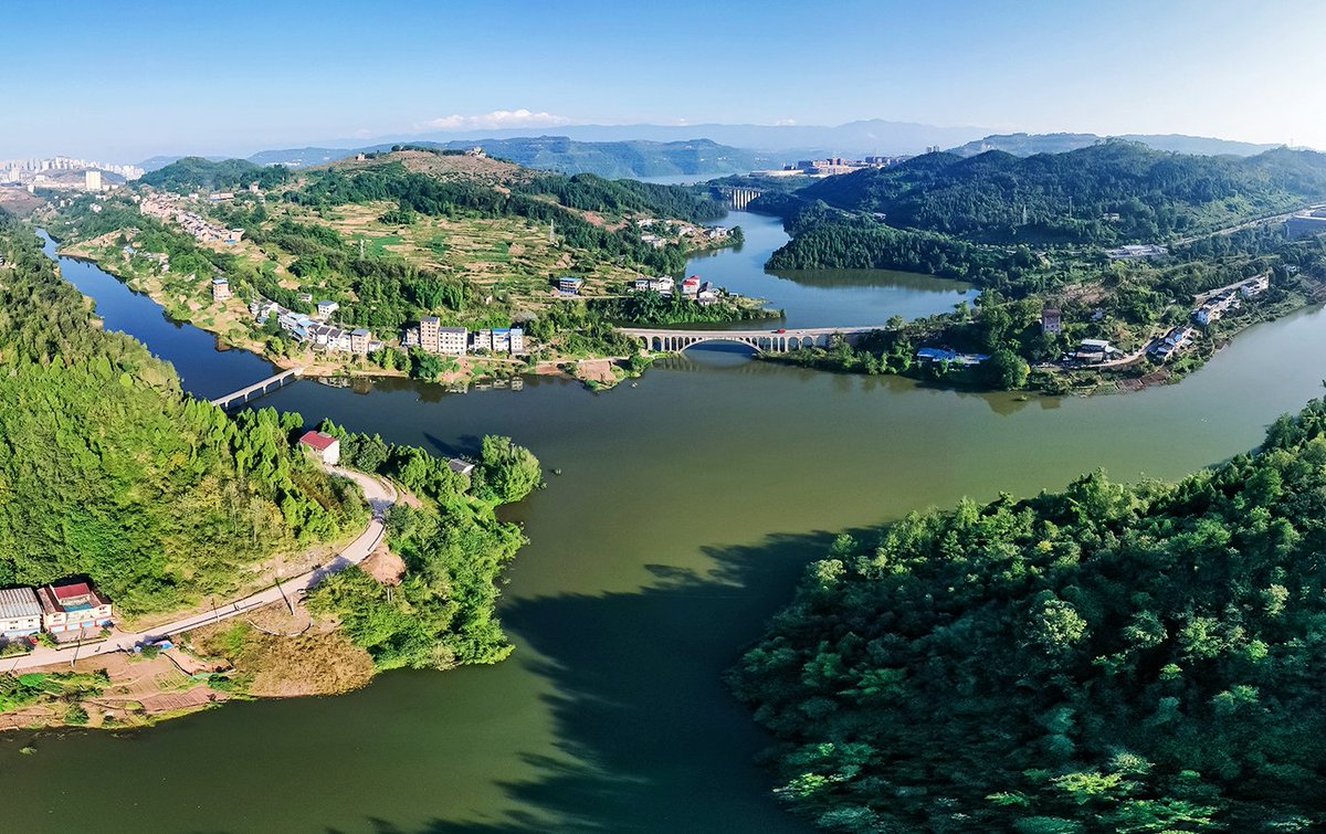 Chongqing's Zhongxian County, Bai Gong Street, Jiumang Community is a picturesque 'dreamy waterside village' with stunning landscapes and eco-friendly initiatives. 🏞️🍊 #NatureRevival #EcoFriendly #Countryside