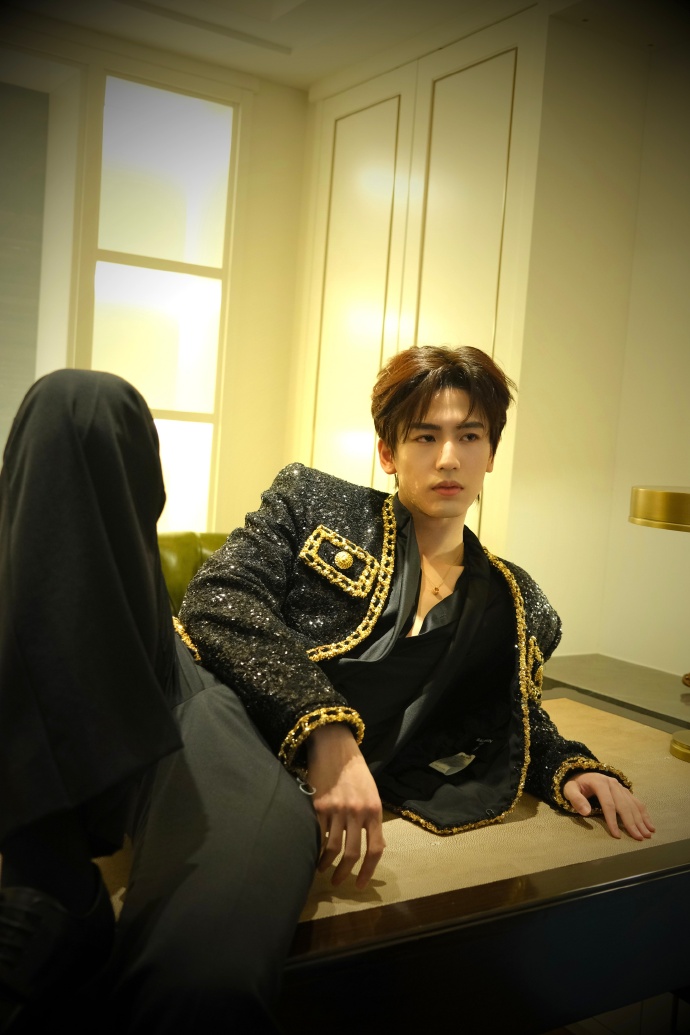 EntTofu's tweet photo. #ZhangLingHe is looking irresistible in the photos as updated by his studio on Weibo.

#张凌赫
Source: https://t.co/uSquilQpb5 https://t.co/2uZg9asD2x