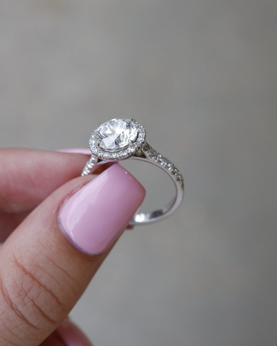Harmonyjewelsld's tweet image. This should brighten your Sunday Mood!

Go from Miss to MRS. with this breathtaking Round Centre Diamond in a gorgeous Halo with diamond shoulders engagement ring 💍💎

Doubletap if you ❤️
Let's chat and create your perfect engagement ring! 📩

#rounddiamond #roundcut #haloring
