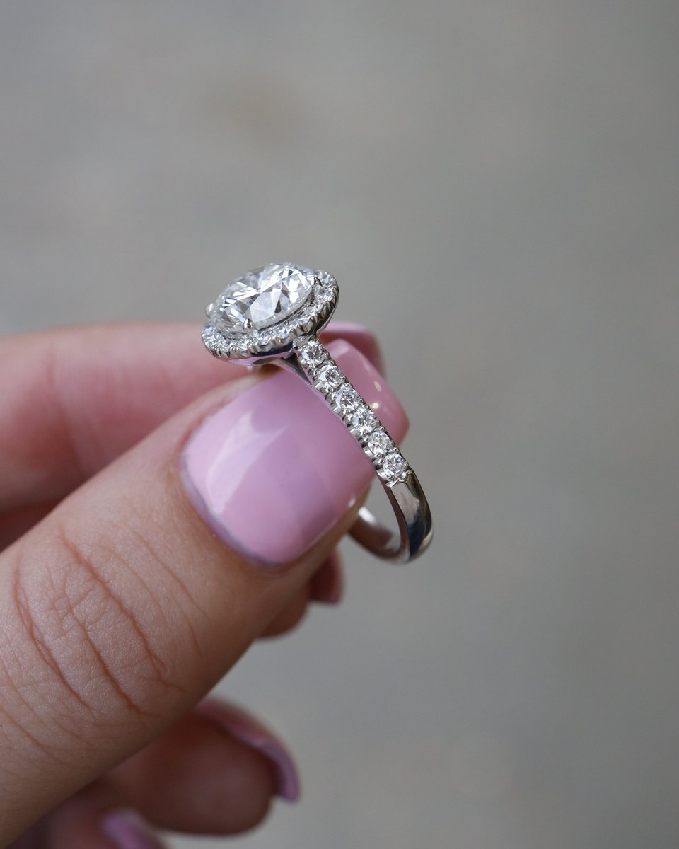 Harmonyjewelsld's tweet image. This should brighten your Sunday Mood!

Go from Miss to MRS. with this breathtaking Round Centre Diamond in a gorgeous Halo with diamond shoulders engagement ring 💍💎

Doubletap if you ❤️
Let's chat and create your perfect engagement ring! 📩

#rounddiamond #roundcut #haloring