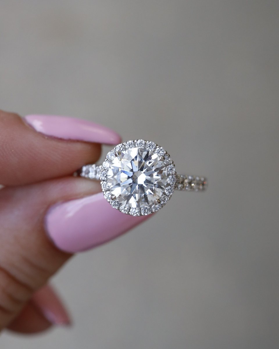 This should brighten your Sunday Mood!

Go from Miss to MRS. with this breathtaking Round Centre Diamond in a gorgeous Halo with diamond shoulders engagement ring 💍💎

Doubletap if you ❤️
Let's chat and create your perfect engagement ring! 📩

#rounddiamond #roundcut #haloring…