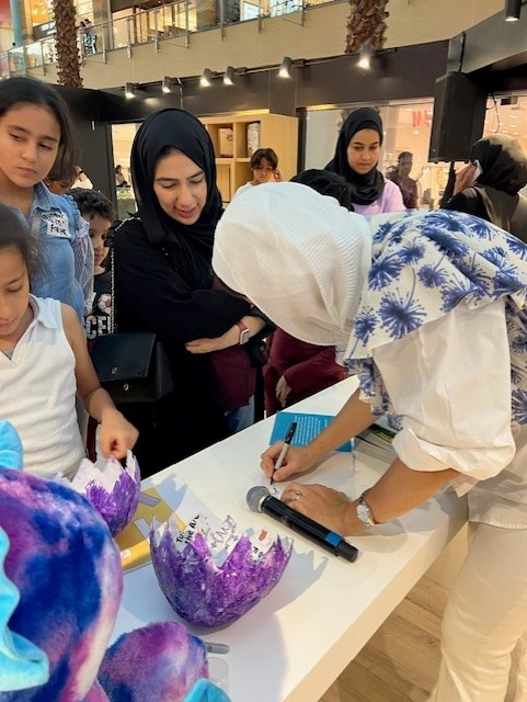 AMPublishersUAE's tweet photo. Renowned author Dina O. Nasr participated in the Reading Box event held at City Center Mirdif. π
During the event, children were delighted to engage in an activity inspired by a story from her book.βοΈπ
#ReadingBox #DubaiCulture #Books #dubailaibrary #emirates #Reading https://t.co/QWFnQwt98Q