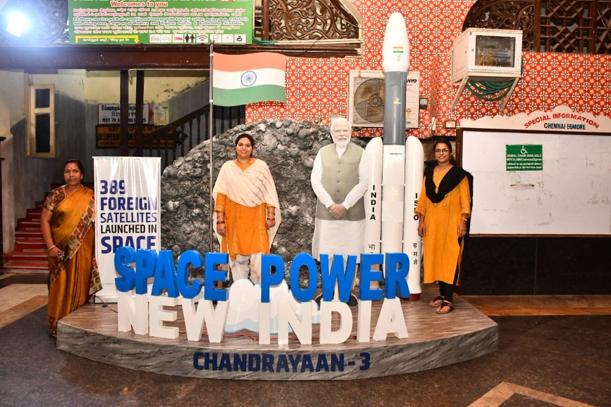 #Chandrayaan3 selfie spot has been set up at Chennai Egmore Railway Station.

Step into the world of science and discovery as you strike a pose with the Hon'ble PM &amp; be a part of India's incredible space adventure. 

#Chennai #ChennaiEgmore #IncredibleIndia #SpacePower #NewIndia
