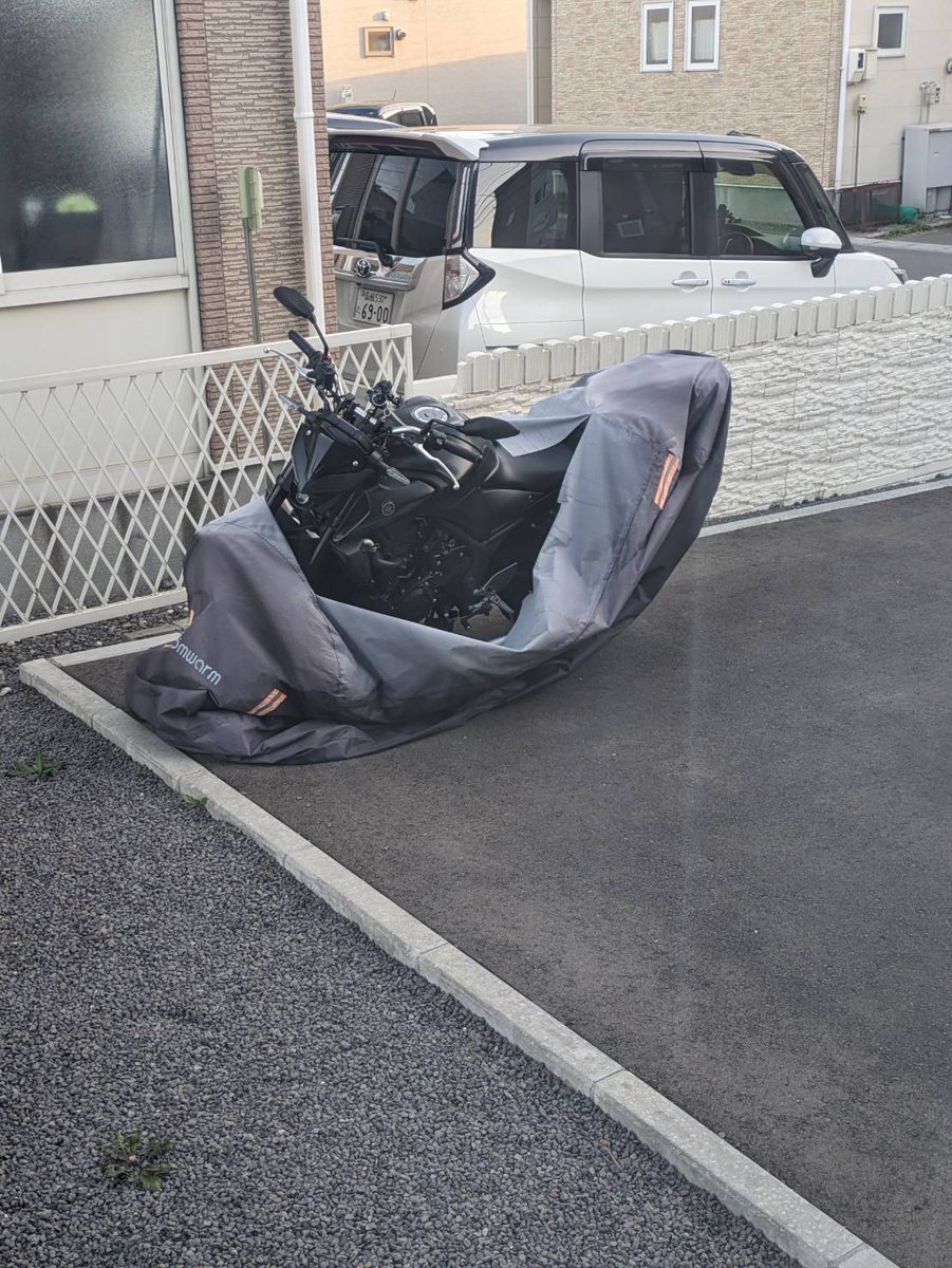 jkjrr's tweet photo. いやバイクカバー裂けすぎだろ意味ない https://t.co/bGH1gQ6aHy