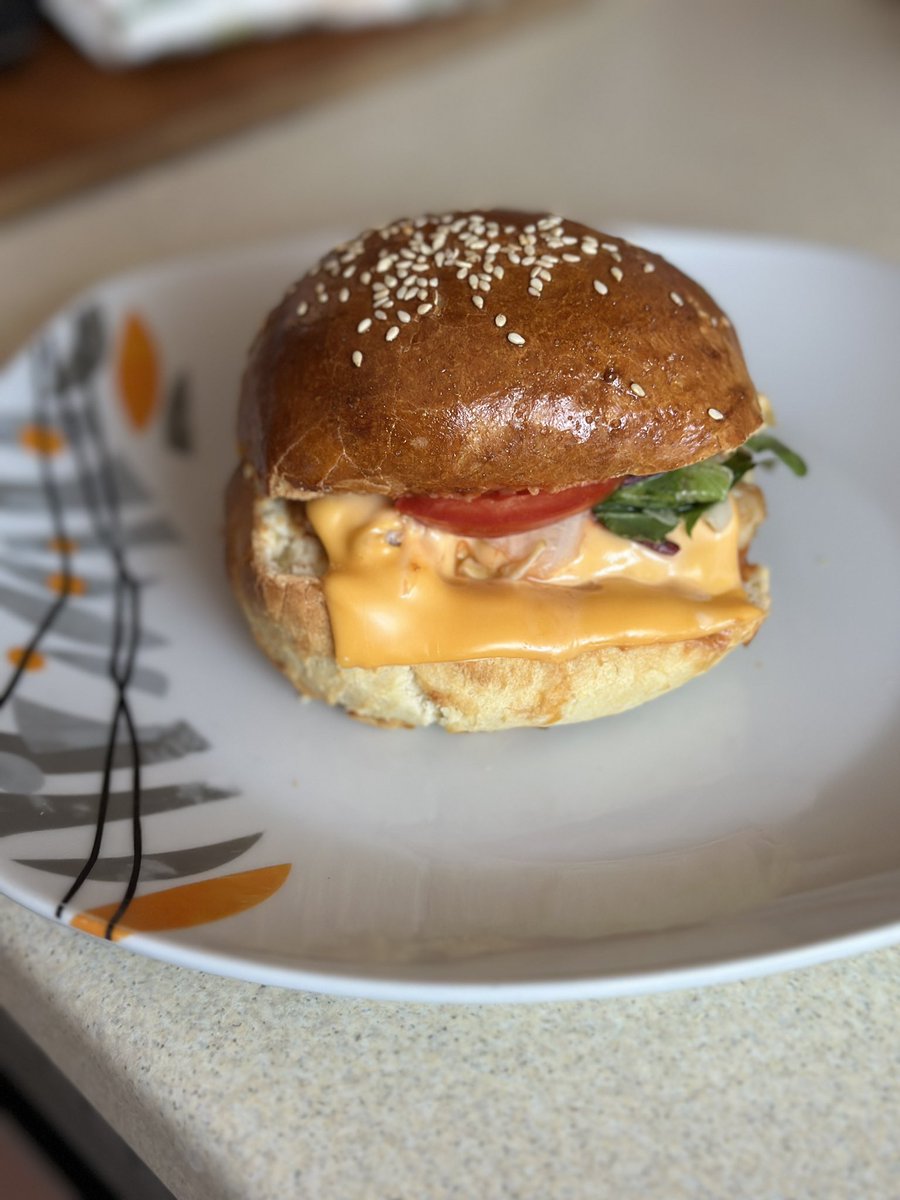 EvaMezeine's tweet photo. #streetkitchen féle házi hamburger 😊 https://t.co/wAJF5ceUZO