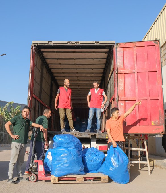 SaveChildrenEs's tweet photo. En Egipto ya estamos preparando la respuesta humanitaria para la población palestina. @scegypt y la  Media Luna Roja Egipcia se han unido para enviar esperanza y suministros a la Franja de Gaza en medio de una crisis humanitaria sin precedentes. https://t.co/x25UsrvAvy