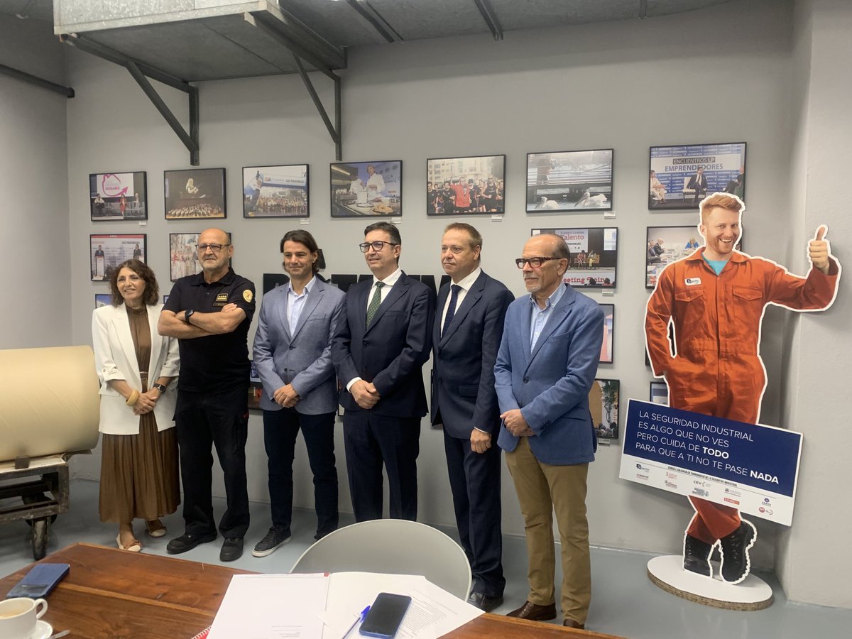 FEMEVALes's tweet image. Desayuno⁦ ⁦@lasprovincias⁩ sobre seguridad en las instalaciones: DGIE gral ⁦@GVAinnovacion⁩, pte #FEMEVAL, pte Comisión Seguridad Industrial y de ⁦@ASEIFes⁩ y jefe prevención ⁦⁦@BombersValencia⁩ #SiSeguretatIndustrialCV ⁦⁦⁦@sisegindustrial⁩