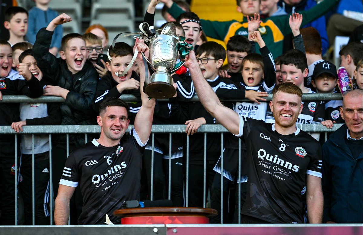 SportTG4's tweet photo. Spórt an deireadh seachtaine ar @TG4TV 📺

📸 @sportsfile 

@KiladanganGAA @thurlessars @KilcooGAC @peamountutd 
#GAA #LOIW https://t.co/vyK4e0q7ah