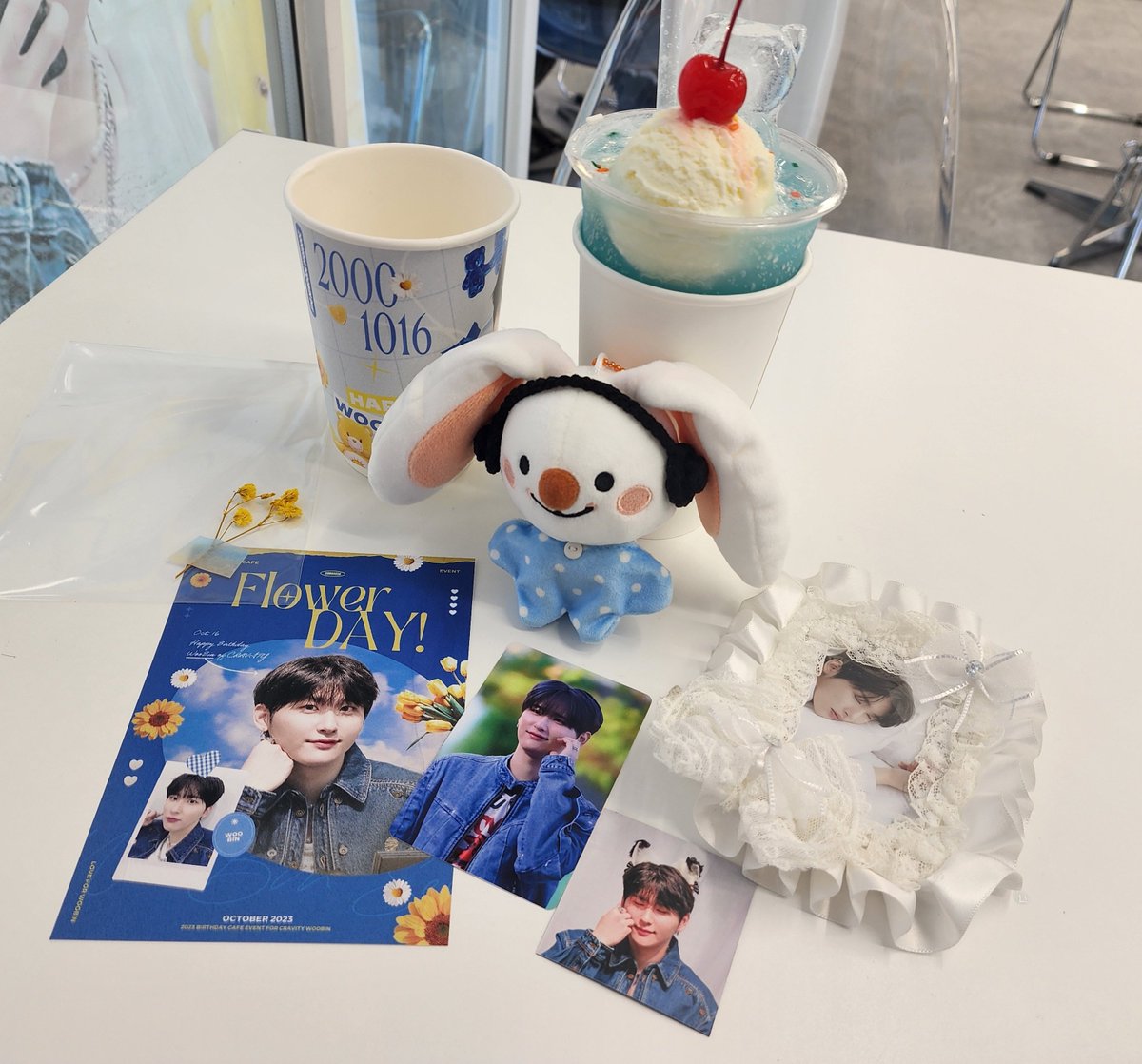 fluffy_1016's tweet photo. 우빈이로 가득한 공간은 언제나
행복 그자체인듯 ! ! 
특전 메뉴도 귀엽구 맛잇구 띠부씰도 짱 귀여워..
(곰돌이 소다속으로 숨참고 다이브함... )
#붕방_곰아지의_생일파티
#Flower_DAY
#넌_내게_지지_않을_sunflower_우빈 https://t.co/j5l9RwwD7X