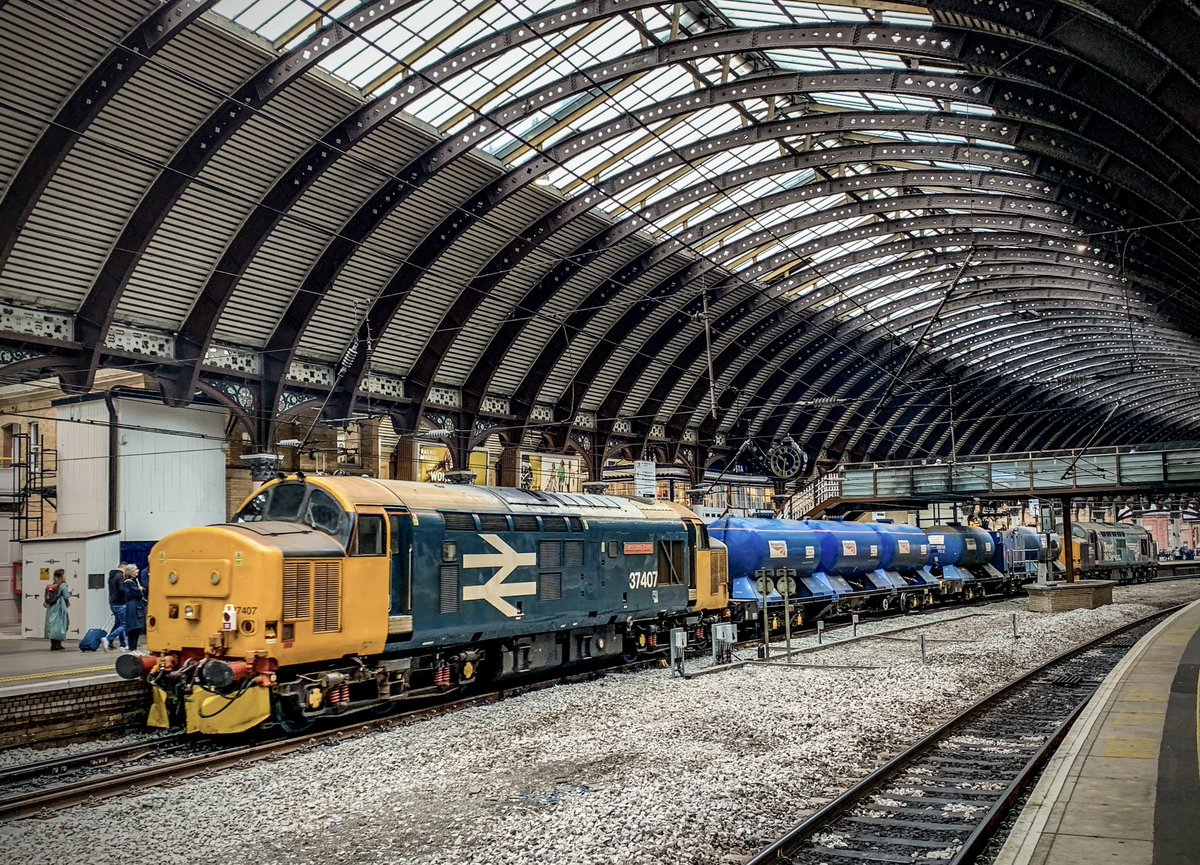 37716 Leads 37407 ‘Blackpool Tower’ through York station following its shake down run. Hopefully all went well! Probably be the last time we see 407 looking this clean! #Class37 #Tractor #DRS #RHTT #York #Trainspotting