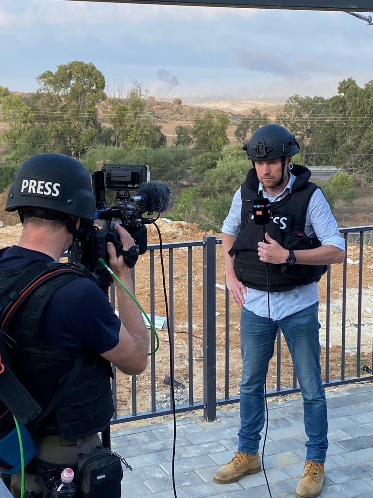 Große Verwirrung über angebliche #waffenruhe in #gaza. #israel dementiert. #hamas nun auch. 
Wir sind direkt an der Grenze und beobachten deutlich weniger Angriffe als noch gestern. #war #Konflikt #naherosten #frontline #ceasefire <a href="/RTL_com/">RTL</a> <a href="/ntvde/">ntv Nachrichten</a>