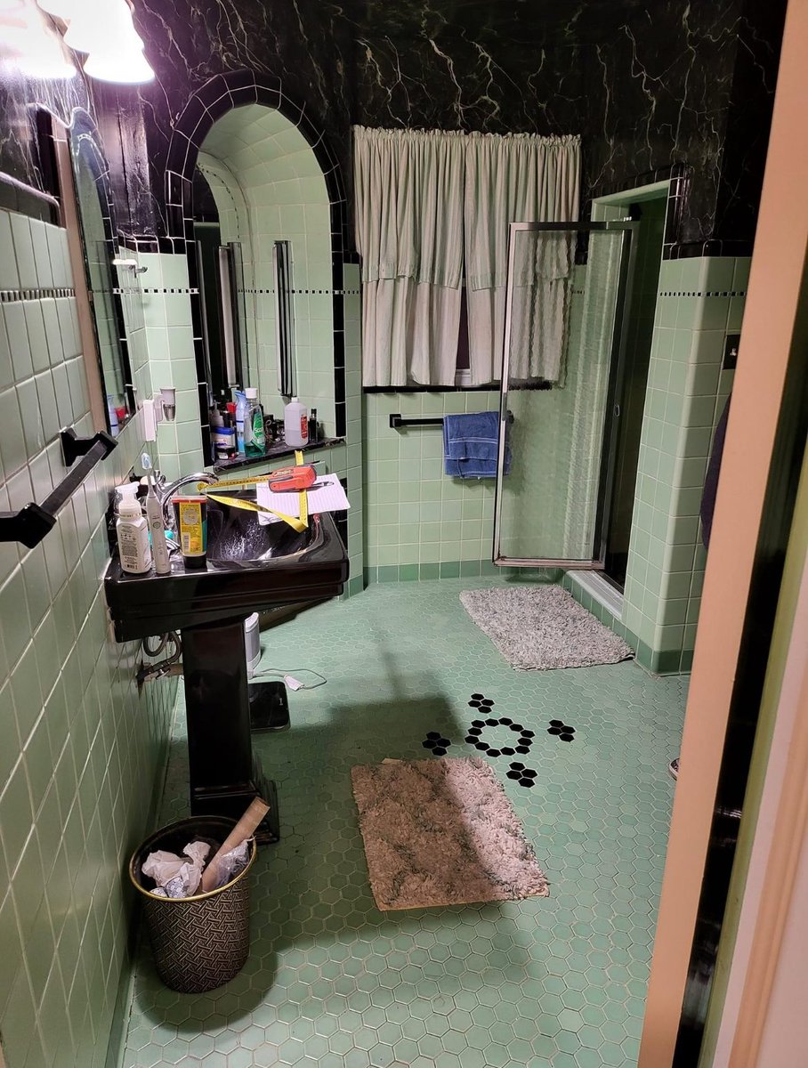 He2real__'s tweet image. The difference