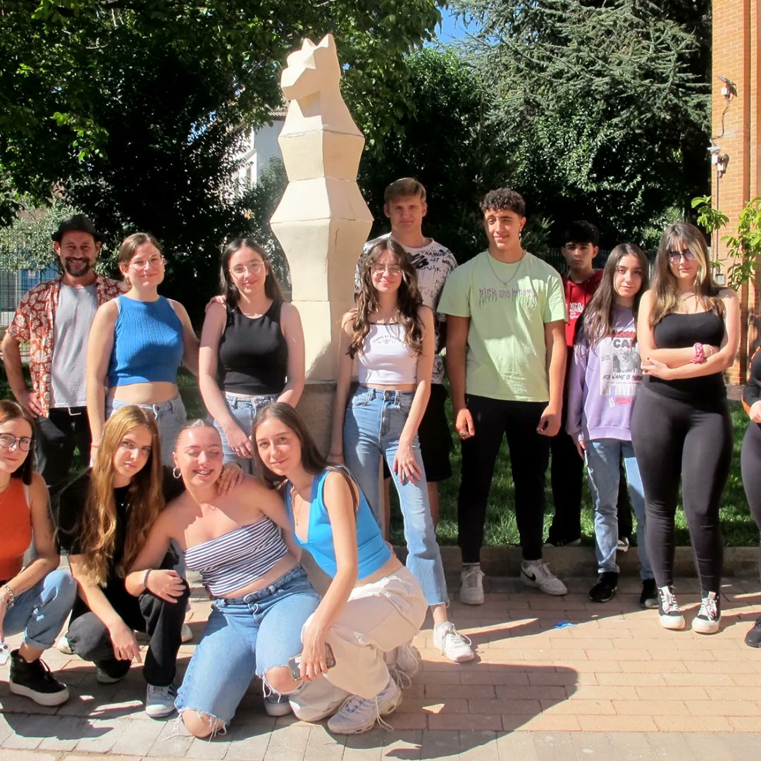 El jueves 5 de Octubre presentamos en la entrada principal del instituto una nueva escultura realizada por el alumnado del Bachillerato de Artes. La obra se llama "Centaura"
Os animamos a hacerles una visita, se pueden ver desde la calle.
Creando nuestro propio museo!!