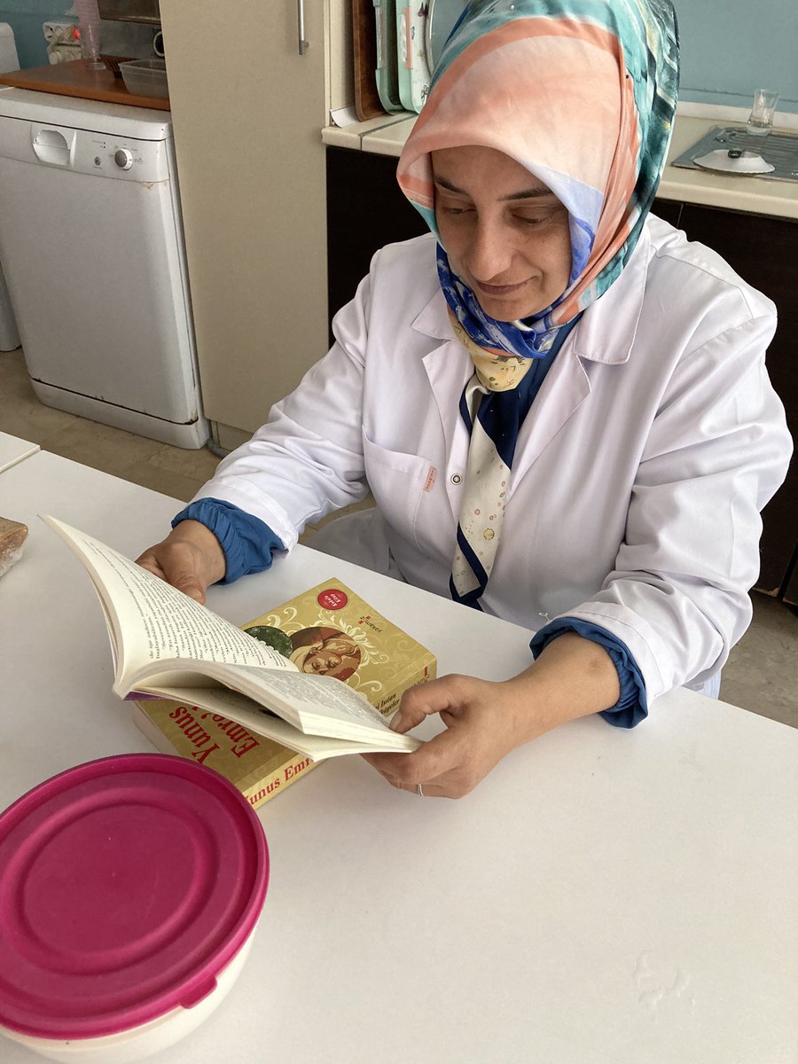 Okulumuz genelinde                                                      *DOSTLARLA 15 DAKİKA*              adlı okuma projesi kapsamında her gün birinci dersin ilk on beş dakikasını öğretmen, öğrenci ve tüm birimlerimizle kitap okuma saatine ayırıyoruz.