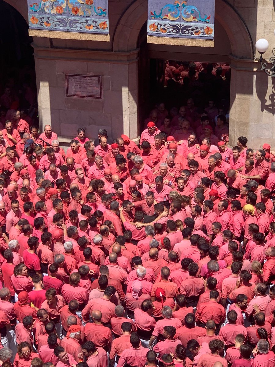 fermiin_JR's tweet image. Última setmana, últims esforços per sta. Úrsula, no ens arronsem. 
Ara més que mai tanquem files al portal nou. És a les nostres mans, acabem d'apretar!
JOB'S NOT FINISHED
Dimecres 20h
Divendres 22h
2 assajos per petar-ho!!
SOM-HI @collavella
#castellers #ganesdevibrar