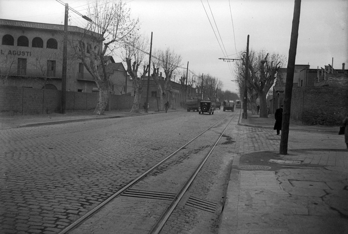 Bcn_SantMarti's tweet photo. L'eix #PereIV conserva parcel·les sense urbanitzar que recorden el passat agrícola de la zona.
La presència del viver de llavors Fitó i del viver de plantes Ca l'Agustí és simptomàtica d'una activitat d'agricultura intensiva orientada a proveir als mercats de la ciutat. https://t.co/diXcylMz0E