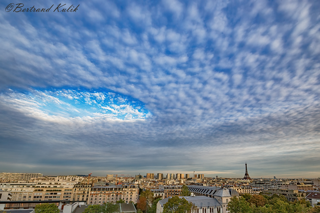 Changement brutal ce matin avec l'arrivée de l'air froid. Joli trou de nuage ce matin dans la grisaille Parisienne #meteofrance #weather #toureiffel #paris @meteovilles @meteoparis #weatherchannel #keraunos #punchholecloud