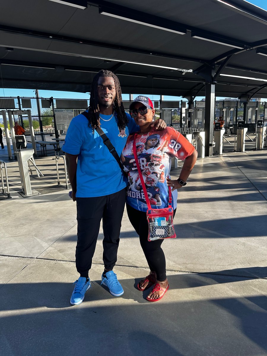 JuranStevenson's tweet photo. Forever our favorite running back @dreeday32 ❤️❤️❤️ https://t.co/L8qhB4RqhJ