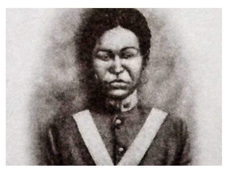 pablocasx1's tweet photo. Textos compartidos.
LA MADRE DE LA PATRIA
(Por 'Federico Andahazi')
Era mujer, en la época en que ser mujer era una condena. Era negra, cuando ser negra significaba ser esclava. Era pobre, cuando ser pobre era la moneda más frecuente entre los que no tenían una sola moneda ni para comer.
Fue soldado cuando ser soldado significaba dejar el cuerpo en el campo de batalla, aún cuando sobreviviera.
Fue sepultada por el olvido cuando en el panteón del los héroes no entraban las mujeres, ni los negros, ni los pobres, ni los soldados. Y ella fue todo eso junto.
Y a pesar de todo, Belgrano la declaró la madre de la Patria. Pero por lo visto, esta patria todavía no puede aceptar que su madre sea negra y pobre.
Todos sabemos quién es el Padre de Patria; ni hace falta mencionarlo. ¿Pero es posible que la mayoría de este pueblo desconozca quién es la madre?
Se llamaba María Remedios del Valle y era parda. Parda, sí, aquella categoría aún vigente entre los que creen, insisto, todavía hoy, en que el color de la piel es una cuestión de casta. Algunos dicen que era afroargentina. Yo prefiero decir que era negra.
Tenía una mirada compasiva que podía volverse fiera como la de las hembras cuando ven peligrar la cría; los ojos tan, negros que no se distinguía la pupila del iris, siempre estaban alerta.
Tenía la frente alta, orgullosa, rematada en un pelo mota que formaba un halo como el de las santas, pero no dorado al hoja, sino dibujado con carbonilla.
María Remedios nació en Santa María de los Buenos Aires un día incierto de 1766, ya que la historia ni siquiera tuvo el decoro de preservar la fecha exacta. Se propuso defender este suelo acaso para soñar con una patria que nunca tuvo. Combatió junto al Tercio de Andaluces, uno de los varios grupos de milicianos que expulsó a los ingleses durante las segundas invasiones.
Luego de la Revolución de Mayo, marchó al Alto Perú con el Ejército del Norte. Con su marido y sus dos hijos, uno de ellos adoptado, se incorporó al Regimiento de Artillería de la Patria. Volvió sola. En el campo de batalla quedó toda su familia. No sobrevivieron su esposo ni sus hijos. Ni siquiera los nombres para recordarlos como corresponde.
Lejos de rendirse ante el rigor de la existencia, ahora tenía tres motivos más para seguir luchando. Le suplicó a Manuel Belgrano que le permitiera participar en la batalla de Tucumán. Atado a la disciplina y a los reglamentos militares, Belgrano al principio se negó. Pero esa voz firme y esa mirada aguerrida se impuso y finalmente, desde la retaguardia, llegó al frente de batalla codo a codo con los soldados.
Fue un triunfo decisivo en la lucha por la Independencia. Belgrano pasa revista de la tropa en formación y al llegar a ella, se detiene, le tiende la mano y la nombra capitana de su ejército y Madre de la Patria.
La Negra Remedios Acompañó a Belgrano en la victoria pero, sobre todo, en la derrota.
Cuando fue derrotado en Vilcapugio, María de los Remedios del Valle combatió, recibió una bala y, herida, fue tomada prisionera. Apresada, ayudó a escapar a los jefes patriotas. No le salió gratis: durante nueve días recibió el azote público: la piel negra se tiñó con la sangre roja y le quedó ese estigma para siempre como un trofeo de guerra. Consiguió escapar y se unió a las tropas de Güemes.
Una anciana indigente, busca cobijo en la recova del Cabildo, un lugar de paseo terminada la guerra por la Independencia, ya en tiempos menos convulsionados.
La anciana extiende su palma blanca para recibir la limosna de los viandantes. Una palma blanca y vacía que contrasta con los ojos negros en los que no se distingue la pupila del iris.
Alguien se detiene y cree ver en esa vieja negra, pobre de toda pobreza a una antigua conocida. El hombre es el general Viamonte.: «¡Usted es la Capitana, la que nos acompañó al Alto Perú, es una heroína!», exclama emocionado el ahora diputado.
La negra Remedios Del Valle, que mal podía esconder las cicatrices en el brazo, le cuenta cuántas veces había llamado a la puerta de su casa para saludarlo, pero el personal doméstico la había echado como a una pordiosera.
En estos días en los que tenemos que escuchar a otra señora, una que se dice perseguida y no sabe cómo justificar sus cuentas en dólares y en pesos, sus plazos fijos y sus cajas de seguridad, quiero recordar que esta patria ya tiene una madre
Una madre que enterró a su amor y a sus hijos en el campo de batalla, una madre que no tenía nada, que era negra, que era pobre y que tenía las palmas de las manos blancas como lo son las palmas de los negros: claras.
Y sobre todo, vacías.