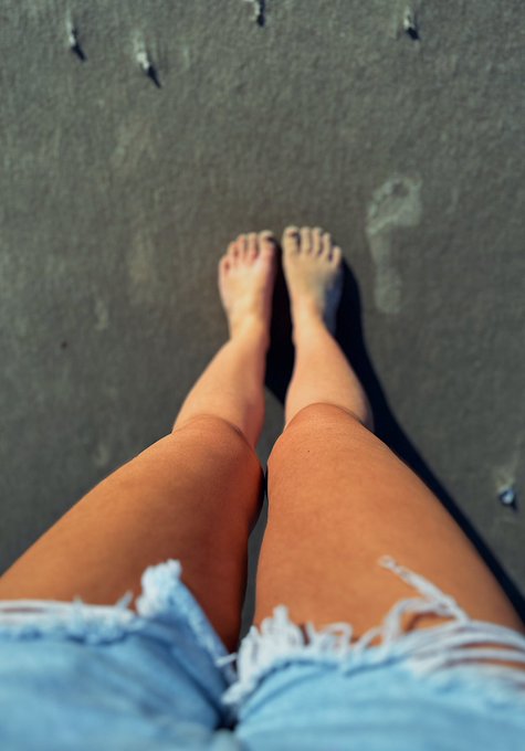 Feel free to kiss me head to toe 💋😘 these thighs need squeezing and these toes need sucking 👅 https://t<a href="/tag/giantess"class="tags"><span>#giantess</span></a>