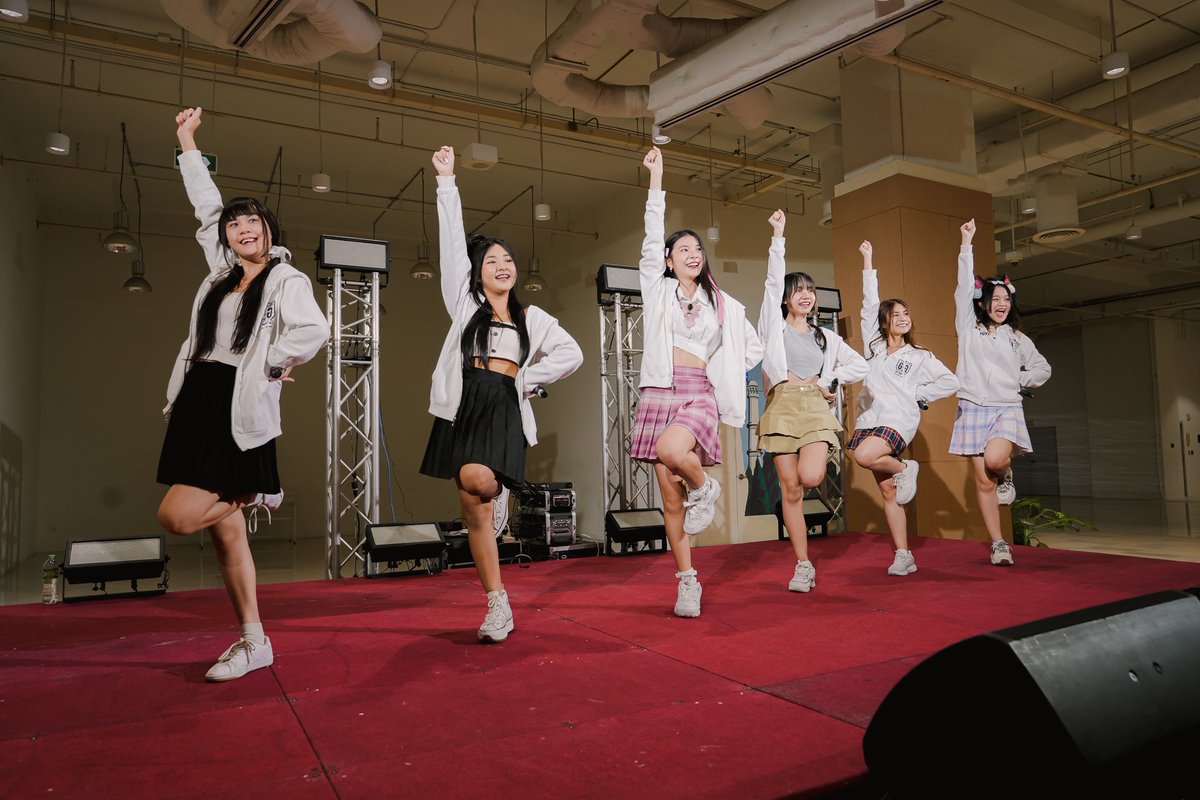TheglassgirlsTH's tweet photo. ลงรูปย้อนหลังงานศุกร์ต้นเดือนกันซักหน่อยยย ขอบคุณทุกคนที่แวะมาเชียร์กัน วันศุกร์ไม่เหงาแล้ว 🩵
The Glass Girls Trainee
#TheGlassGirls #Anafes https://t.co/Ro8mqJOJh8