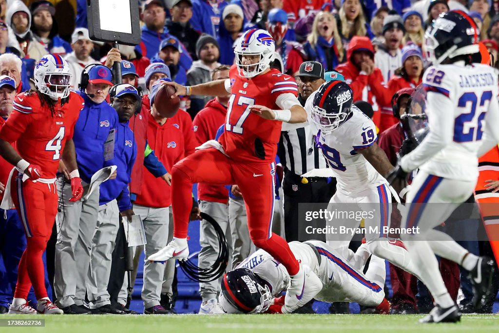 GettySport's tweet photo. The Buffalo Bills are now 4-2 as they hang on for the win over the New York Giants!

@BuffaloBills #BillsMafia #NYGvsBUF #NFL 

📸: @BryanBennettPJ https://t.co/wm7PF4FS3v
