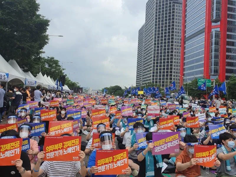 3년 전 문재인 정부가 의대 정원 확대를 추진하자, 보수지지자들은 "공산주의 정책"이라며 비난을 퍼부었습니다.

윤석열 정부는 오늘 문재인 정부의 2배가 넘는 1,000명의 의사들을 매년 배출하겠다고 밝혔습니다.

국민의힘 지지자들과 의사협회는 침묵하고 있습니다.

공산주의자입니까?