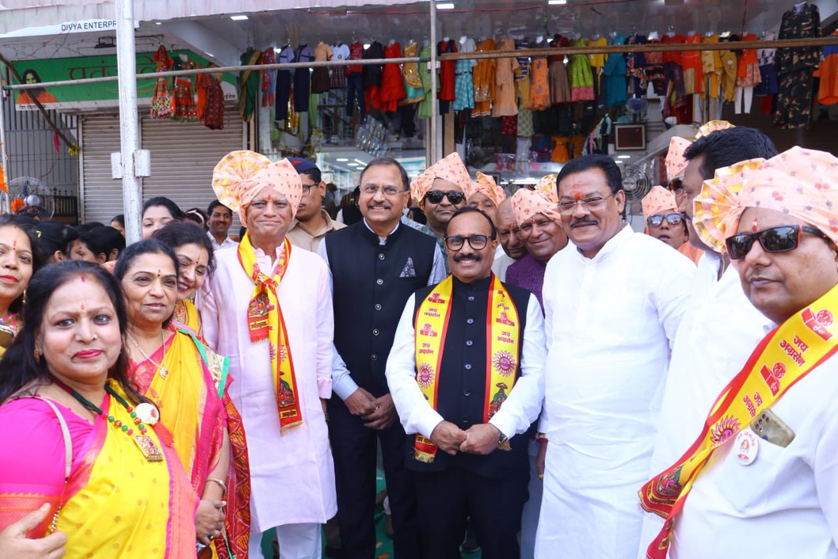 SanjayShirsat77's tweet photo. शहरातील शहागंज परिसरामध्ये श्री अग्रसेन महाराज जयंती निमित्त आयोजित भव्य शोभायात्रेस सदिच्छा भेट दिली. यावेळी उपस्थित समाज बांधवांशी संवाद साधत शुभेच्छा दिल्या.

#Sanjay_Shirsat #MLA_WEST
#Shivsena #Sambhajinagar #Shivsena #शिवसेना https://t.co/C5p0YFtQ4e