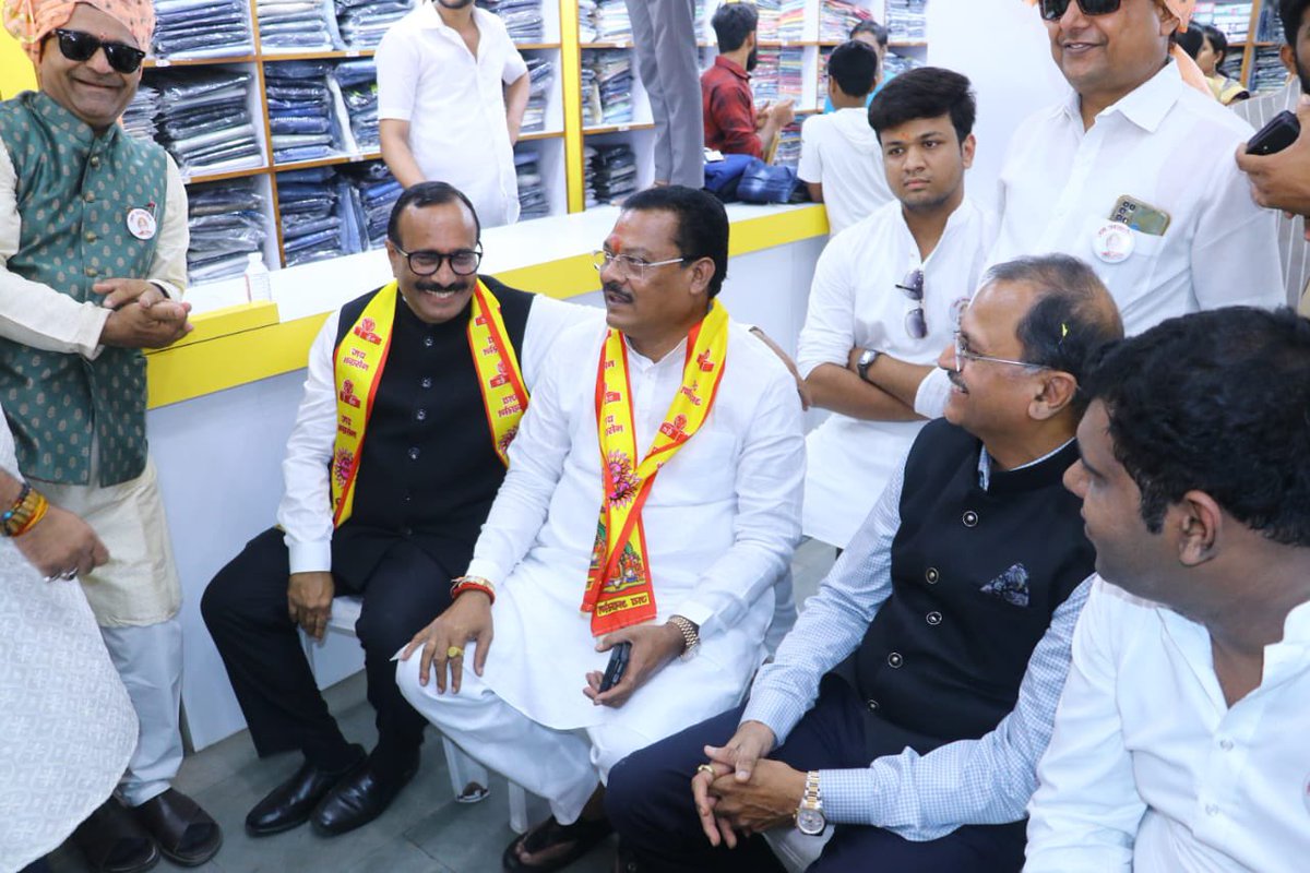 SanjayShirsat77's tweet photo. शहरातील शहागंज परिसरामध्ये श्री अग्रसेन महाराज जयंती निमित्त आयोजित भव्य शोभायात्रेस सदिच्छा भेट दिली. यावेळी उपस्थित समाज बांधवांशी संवाद साधत शुभेच्छा दिल्या.

#Sanjay_Shirsat #MLA_WEST
#Shivsena #Sambhajinagar #Shivsena #शिवसेना https://t.co/C5p0YFtQ4e