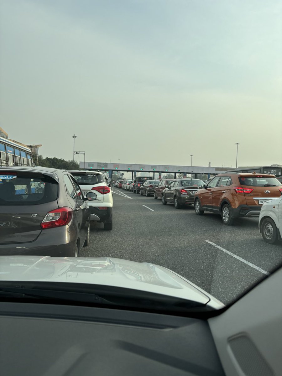 Long queue at Kherki Daula Toll at 8 AM.. 20 mins of wait time just to pass this toll.. a total menace for local residents.. imagine someone with any emergency at this time.. when will this end?? #KherkiDaulaToll #Nhai