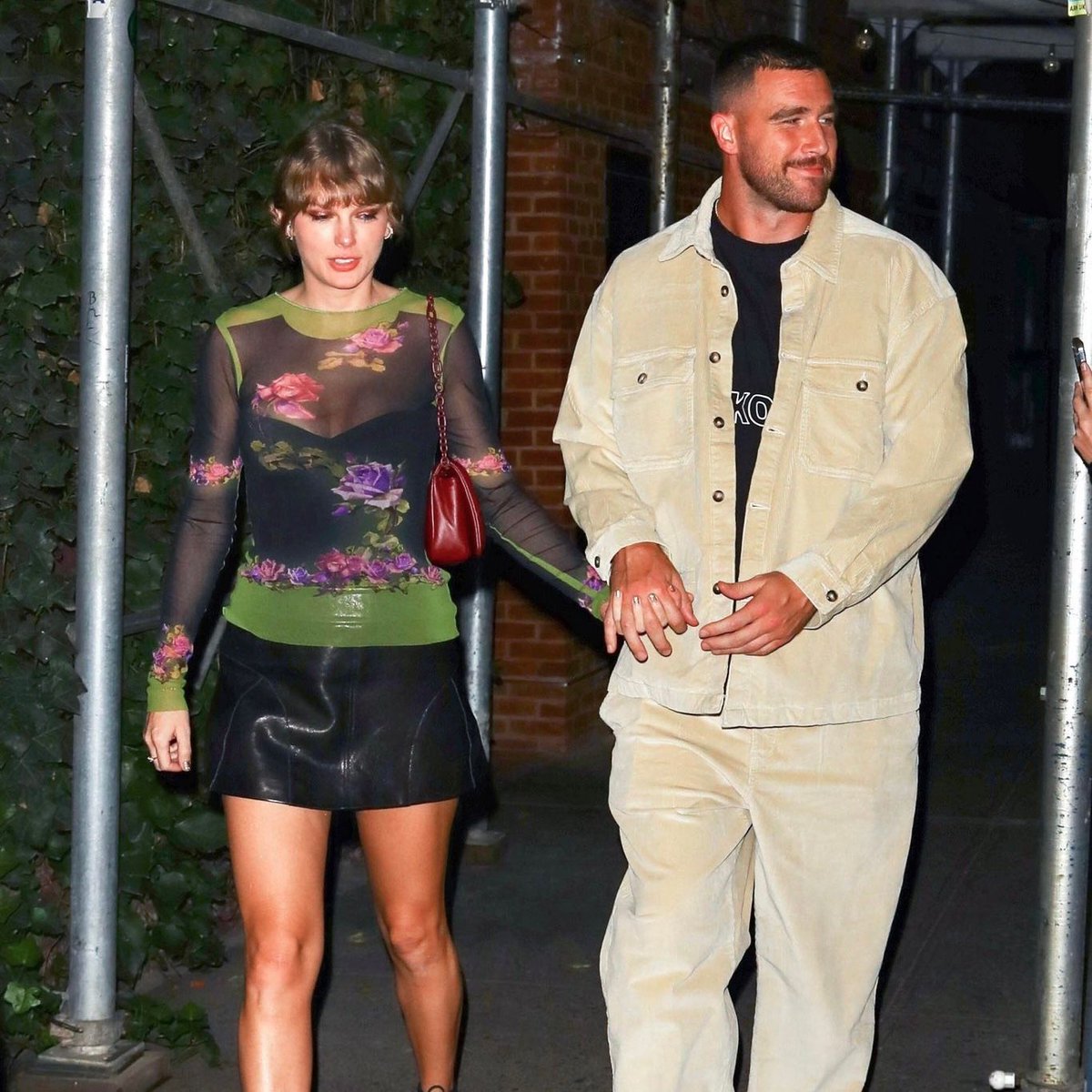 TheSwiftSociety's tweet photo. 📷| @TaylorSwift13 with Travis Kelce recently https://t.co/mmPvoS7Wz3
