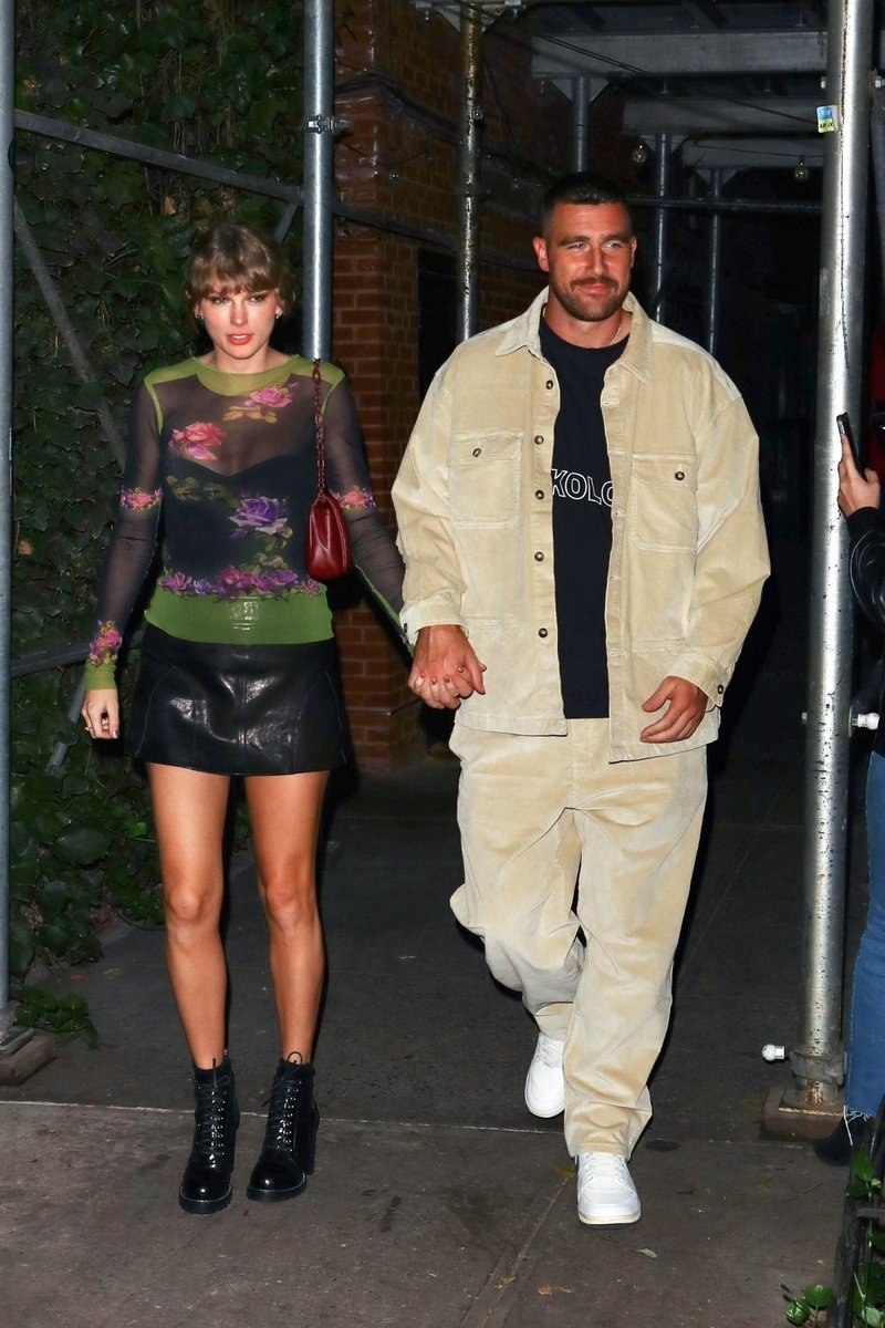 popcultureshub's tweet photo. Travis Kelce and Taylor Swift in New York. https://t.co/ksLAbo9zNL