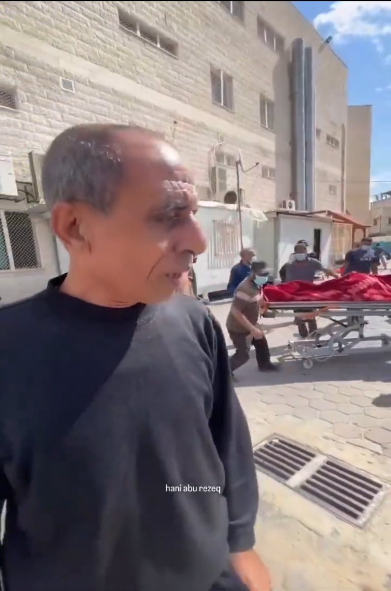 restitutorII's tweet photo. Vous vous rappelez de cet homme qui essayait de protéger son fils en vain, son fils a été tué. Il vient de perdre ses frères lors d'un bombardement israélien. https://t.co/72lU62q8TN