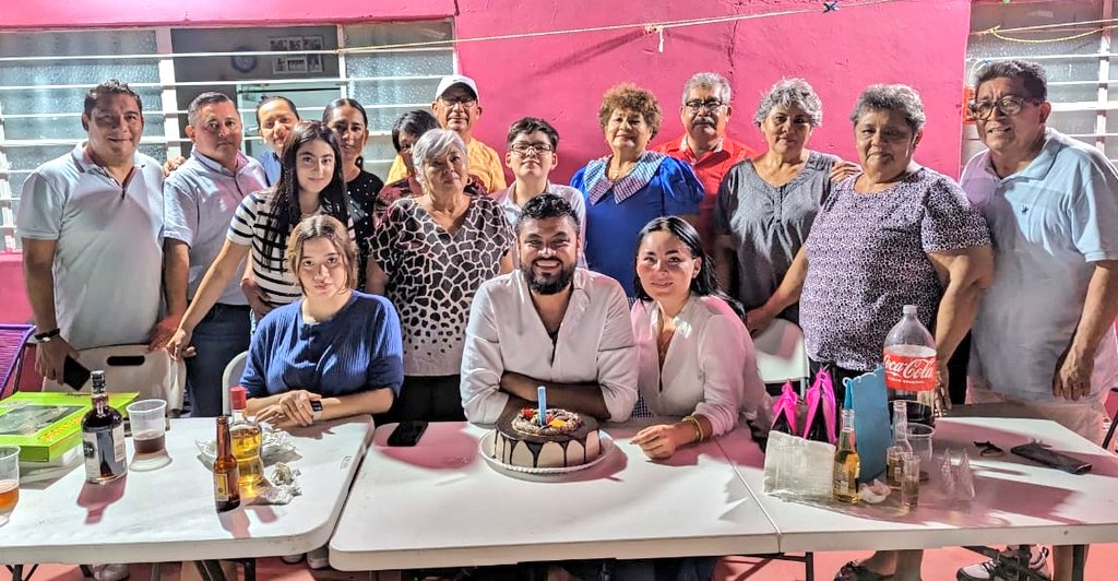 BrianMijangos86's tweet photo. Me siento bendecido con la cena de cumpleaños organizada por mi familia, por demostrarme tanto amor y por lo delicioso que cocinó mi madrina Silvia. https://t.co/MxrwZWKwIw