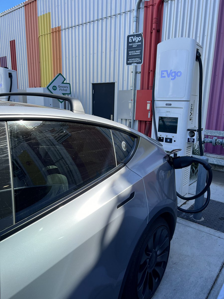 Marcogmichel's tweet image. My first experience at an @evgonetwork DCF Charging Station this weekend: Failed!!

I attempted to get a charge and have a first time experience charging at a non-Tesla DCFC plus use my brand new Tesla-CCS adapter. 

Unfortunately, none of the two available stalls worked… #evgo