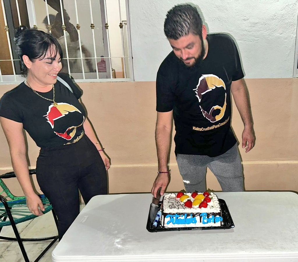 BrianMijangos86's tweet photo. Mi equipo de #SalinaCruzEstaParaCosasGrandes me preparó un festejo sorpresa, les agradezco la posibilidad que con su dedicación y amor que nos une por #SalinaCruz, trabajamos juntos cada día para transformar nuestro entorno y hacer de nuestro Puerto, un mejor lugar para vivir. https://t.co/4S3Y3ZFtit
