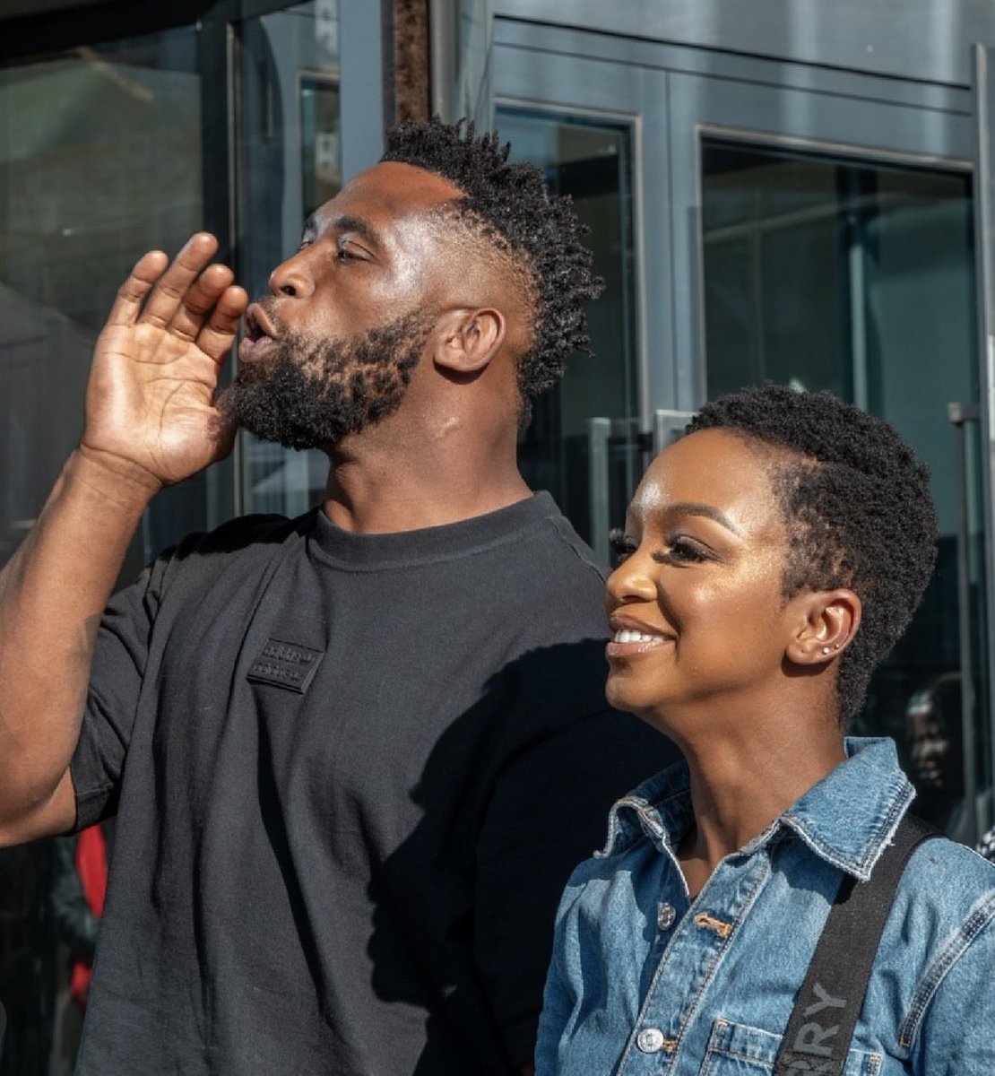 Nandi_Madida's tweet photo. “Bonjour, molweni” - Siya Kolisi 🇿🇦🇿🇦🇿🇦🎉 https://t.co/IOdNmPszTB