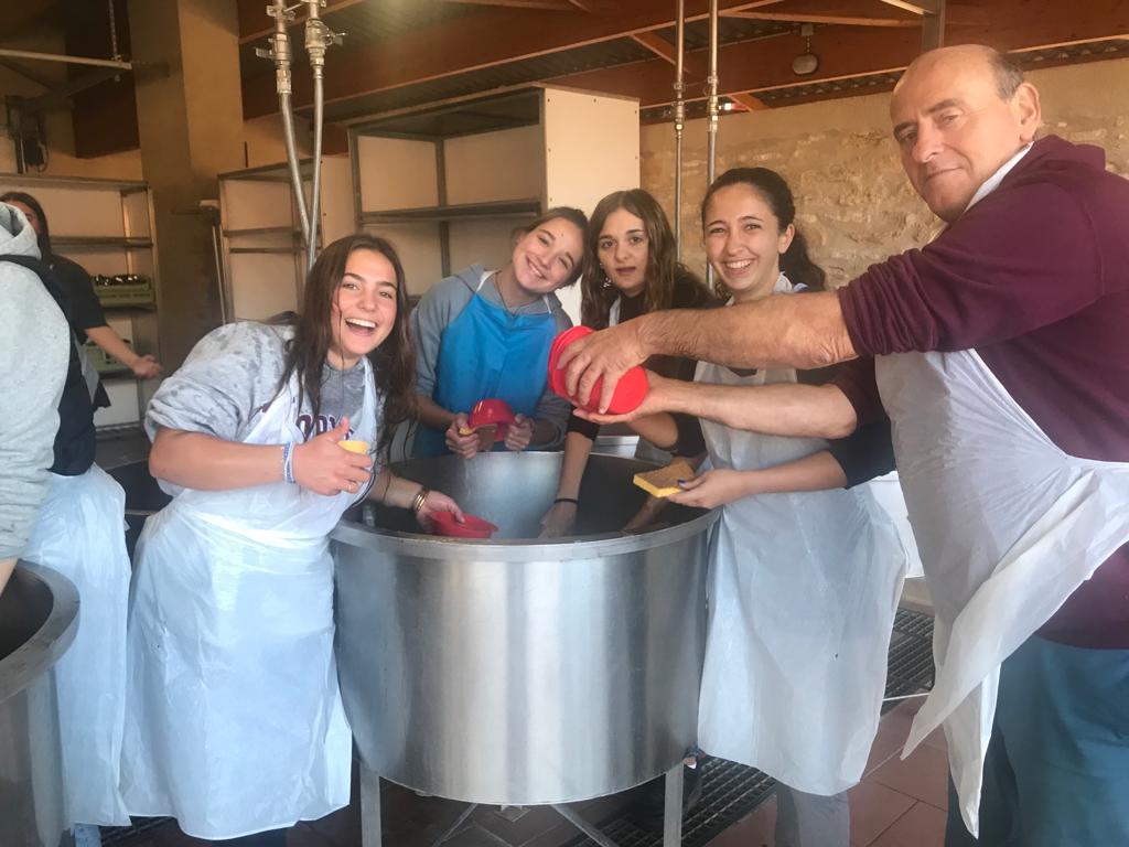 Tres col·legis i una parròquia pelegrinen a <a href="/taize/">Taizé</a>  amb l’Escola Cristiana 👉tuit.cat/jbCqf "A Taizé han viscut una experiència de trobada amb d’altres 400 joves europeus – en bona part provinents d’Alemanya – en el marc de l’espiritualitat, el servei... "