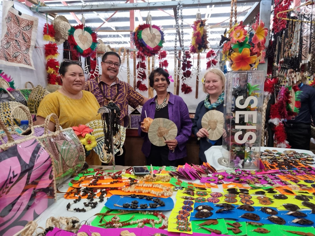Regional Director <a href="/kanniwignaraja/">Kanni Wignaraja</a> meeting #women vendors today at the Fugalei Market who are part of the #MarketsForChange project. 
#M4C equips #women by providing them w/ tablets &amp; trainings to help them keep &amp; maintain business records revolutionizing the way they do business.