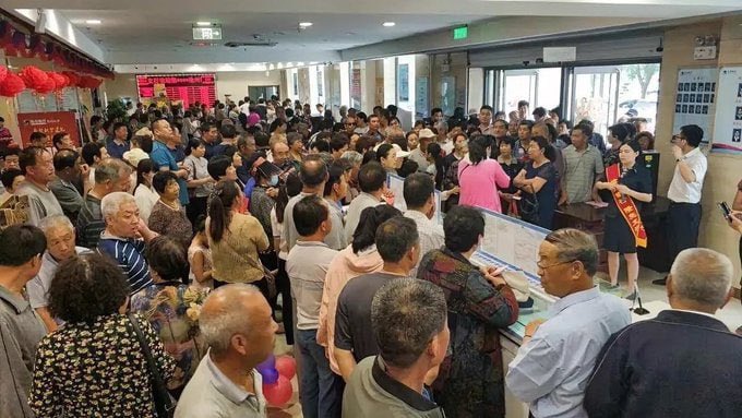 BREAKING:

A bank run has begun in China at the Bank of Cangzhou on fears that the collapse of Evergrande made them insolvent.