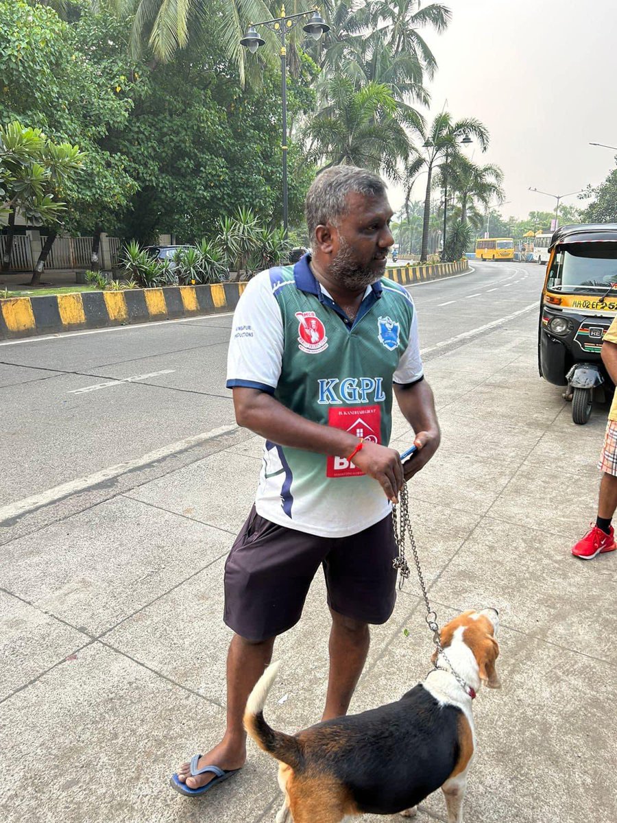 The  guy was seen hitting the beagle this morning on carter road, with its chain as it was trying to run. If anyone can recognise this man or the dog, please take action.
Pet parents please be  careful of who you engage to walk your puppers . #carterroad #petparents #dogabuse